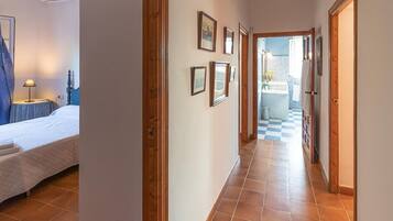 5 bedrooms, iron/ironing board, free WiFi, bed sheets