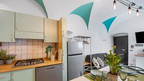 Eine moderne Küche mit Geschirrspüler, Herd und Kühlschrank.