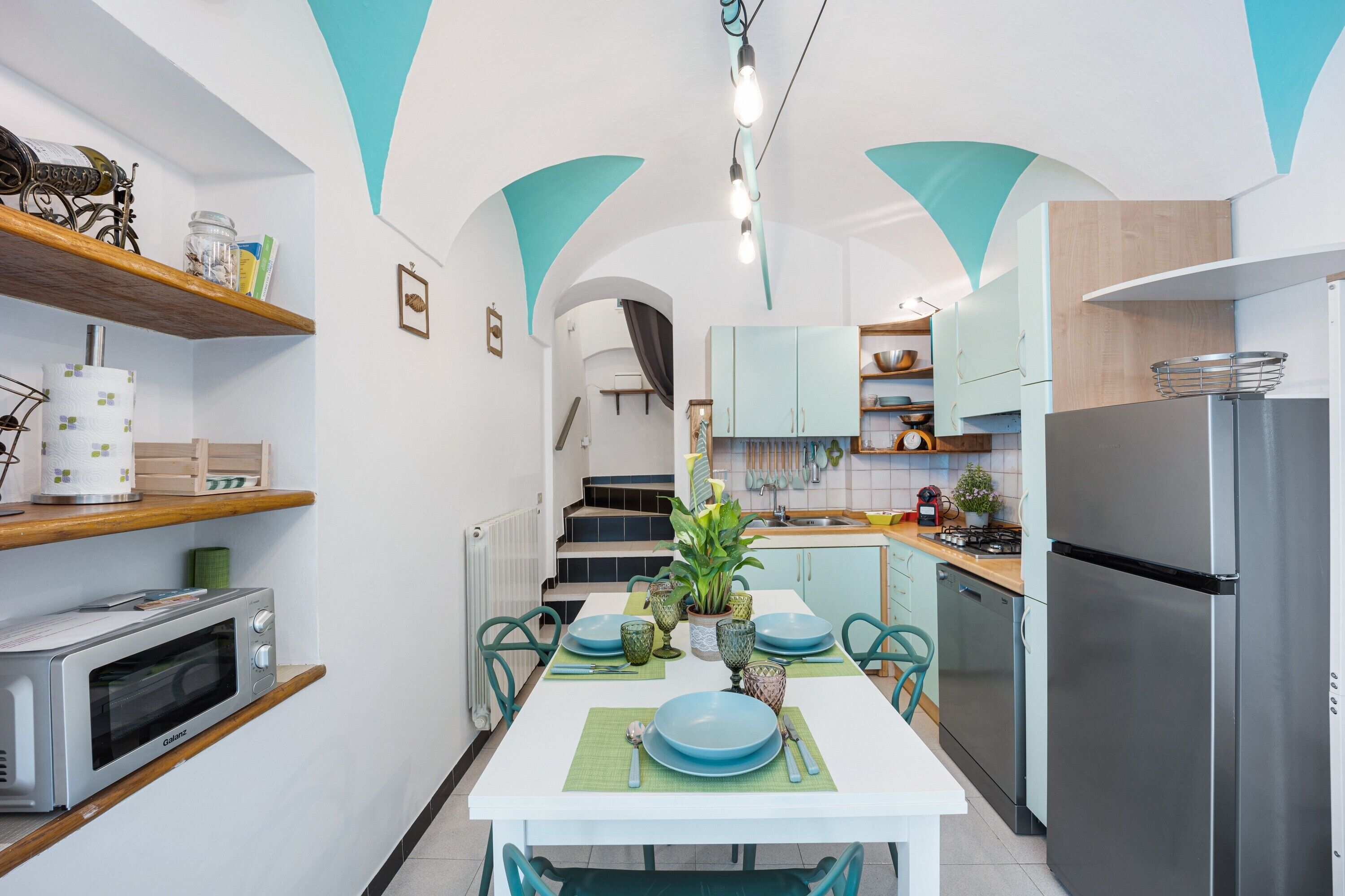 Kühlschrank, Mikrowelle, Herdplatte, Geschirrspüler