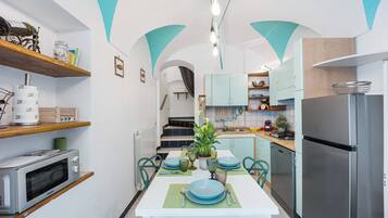 Kühlschrank, Mikrowelle, Herdplatte, Geschirrspüler