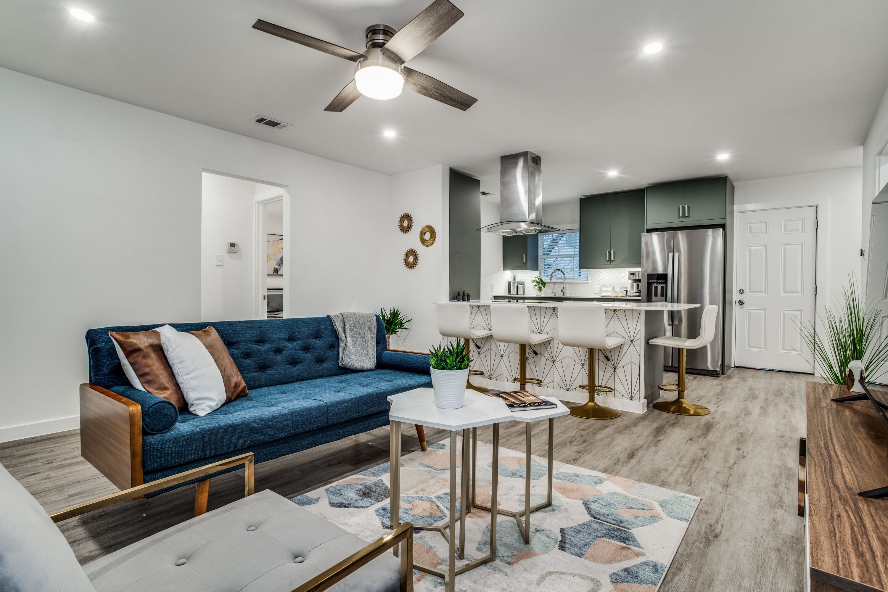 No Check-out Chores: Recently Renovated 3Bd Unit in Bishop Arts!