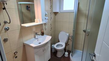 シャワー、ヘアドライヤー、タオル、石鹸