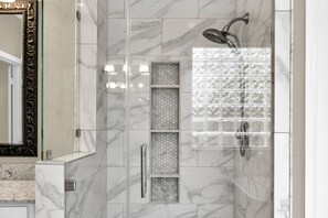 Bañera, secador de pelo, bidet, toallas