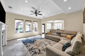 Smart TV, ping pong, books - Spacious 5-Bed Home with Private Pool, Hot Tub, Game Room & Outdoor Oasis in a Prime Location! (Conroe)