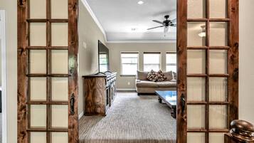 Smart-TV, peis, bordtennis og bøker