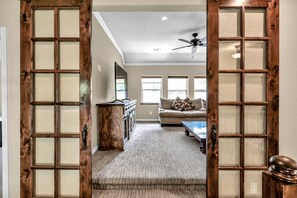 Smart-TV, peis, bordtennis og bøker