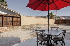 Outdoor dining - El Saguaro - Desert Gem with Hot tub (Desert Hot Springs)