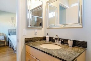 Combined shower/bathtub - El Saguaro - Desert Gem with Hot tub (Desert Hot Springs)