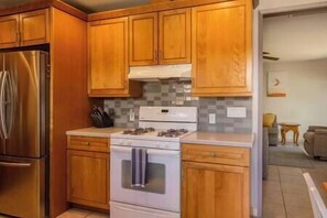 Frigorífico, microondas, horno y placa de cocina