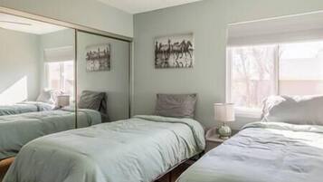 3 bedrooms, iron/ironing board, WiFi, bed sheets