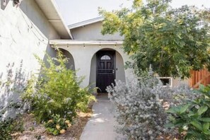 Exterior - El Saguaro - Desert Gem with Hot tub (Desert Hot Springs)