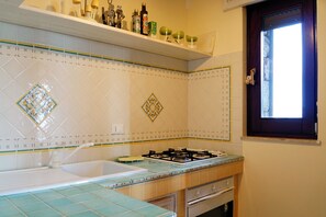 Frigorifero, forno, piano cottura, bollitore elettrico