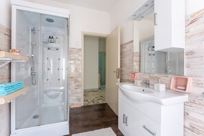 Dusche, Haartrockner, Handtücher