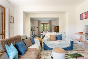 A living room with two sofas, a coffee table, and a bookshelf. - Holiday Home "Villa Le Maree di Tonfano" with Garden, Terrace & Wi-Fi (Pietrasanta)