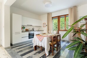 Frigorifero, forno, piano cottura, lavastoviglie