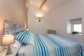 3 slaapkamers, een strijkplank/strijkijzer, gratis wifi, beddengoed