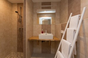 Douche, séchoir à cheveux, serviettes fournies