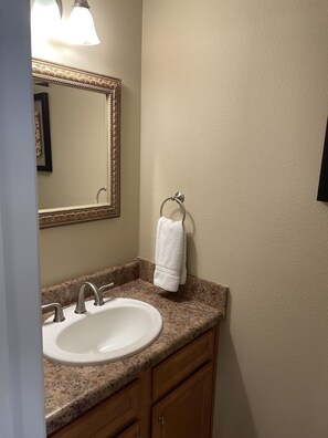 Combined shower/tub, hair dryer, towels, soap - Relaxing Beach Condo with a Pool (Long Beach)