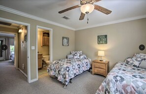 2 bedrooms, iron/ironing board, WiFi, bed sheets - Relaxing Beach Condo with a Pool (Long Beach)