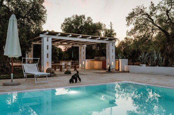 Una piscina al aire libre