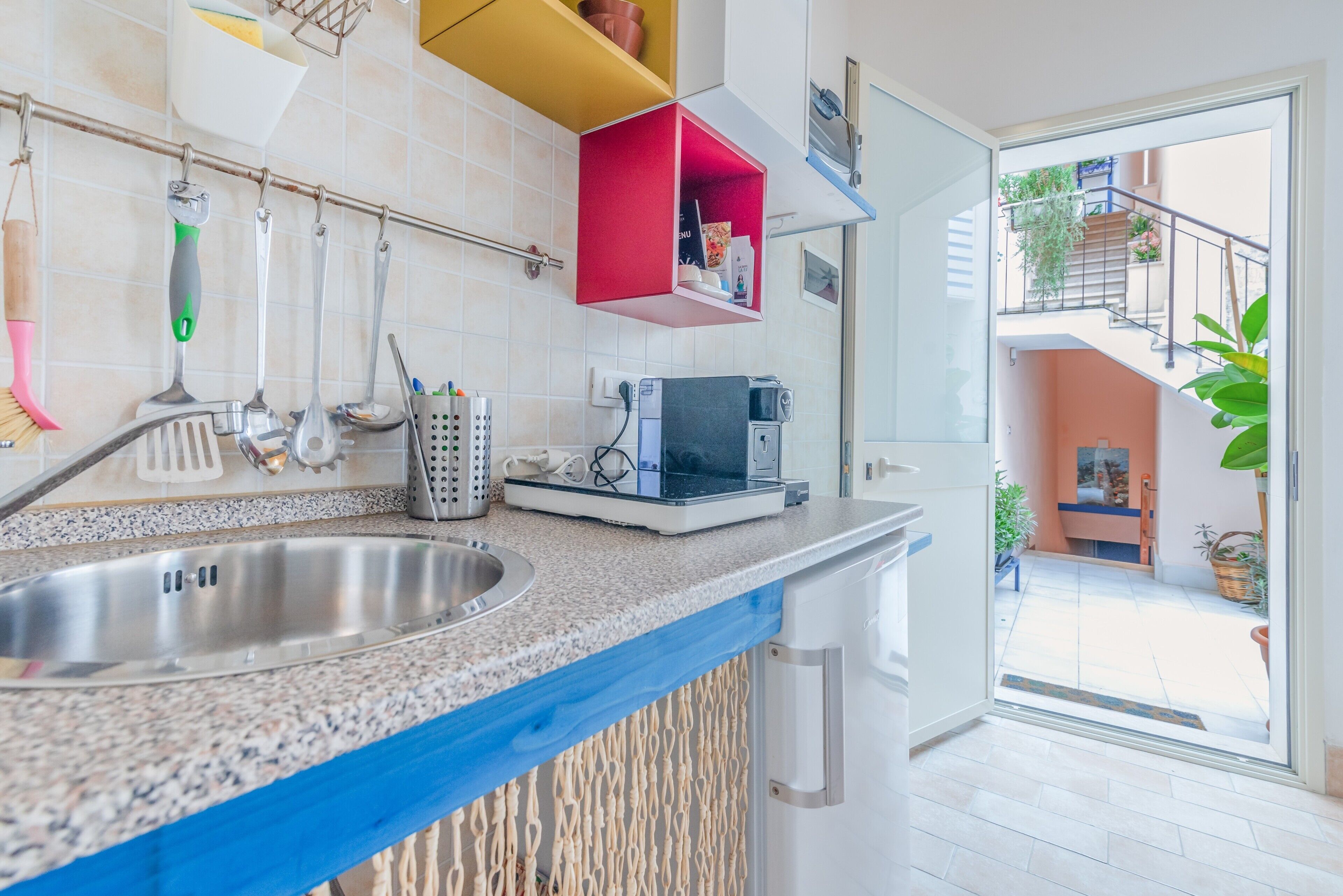 Refrigerador, horno, placa de cocina, cafetera/tetera