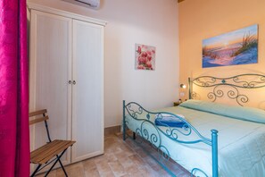 1 habitación, tabla de planchar con plancha, wifi gratis y ropa de cama 