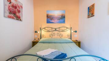 1 habitación, tabla de planchar con plancha, wifi gratis y ropa de cama