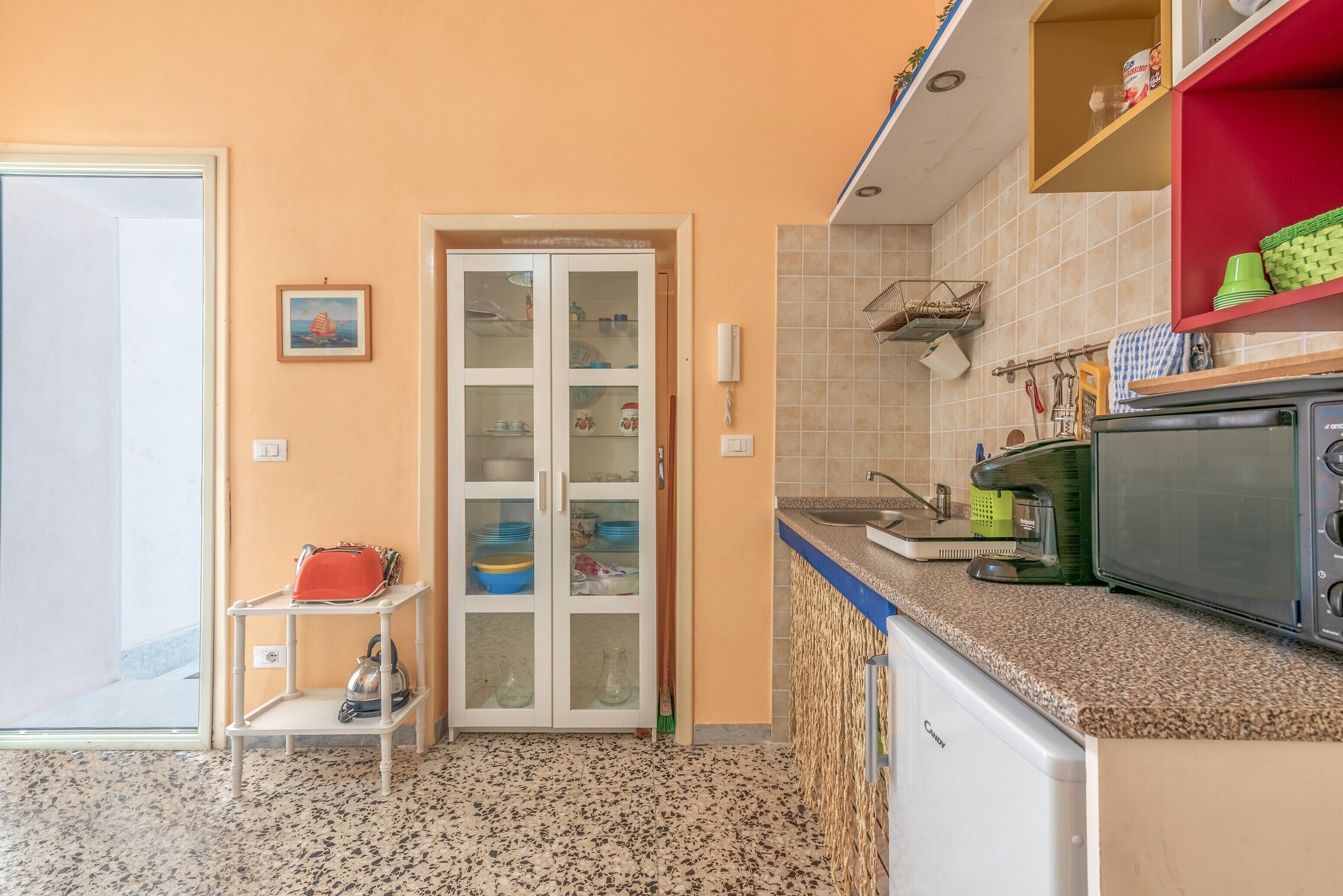 Coffee/tea maker, fridge, oven, stovetop