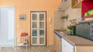 Coffee/tea maker, fridge, oven, stovetop
