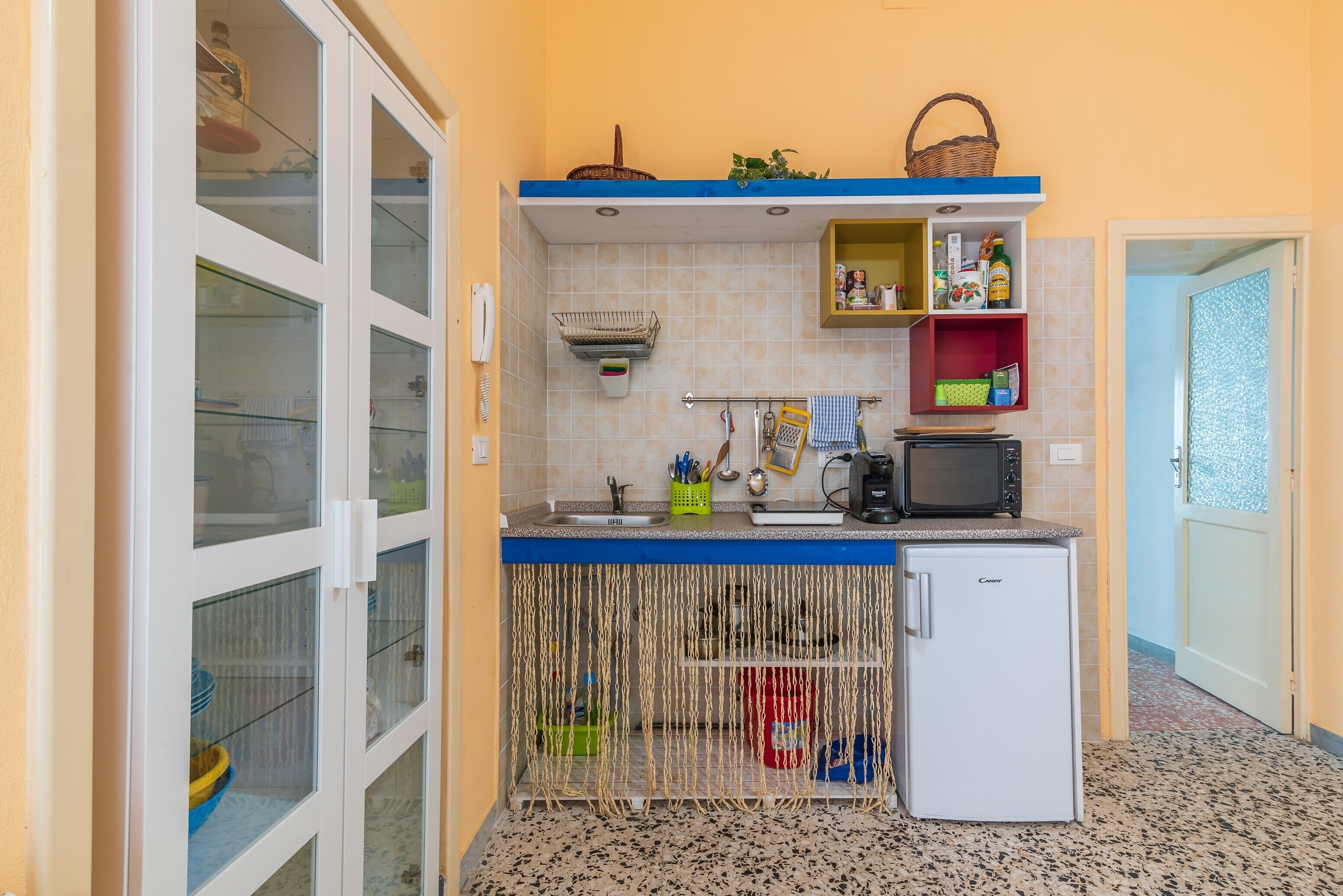 Coffee/tea maker, fridge, oven, stovetop