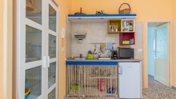 Coffee/tea maker, fridge, oven, stovetop