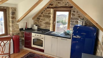 Jääkaappi, uuni, liesi, astianpesukone