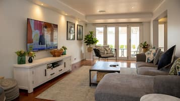 House, 3 Bedrooms | Ruang tamu | 60 inci televisyen skrin rata dengan kabel, TV