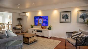 House, 3 Bedrooms | Ruang tamu | 60 inci televisyen skrin rata dengan kabel, TV