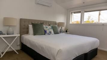 House, 3 Bedrooms | 3 bilik tidur, seterika/papan seterika, cadar katil