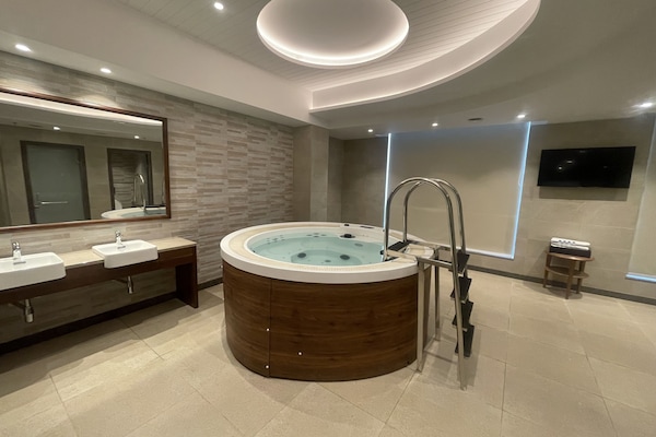 Indoor spa tub