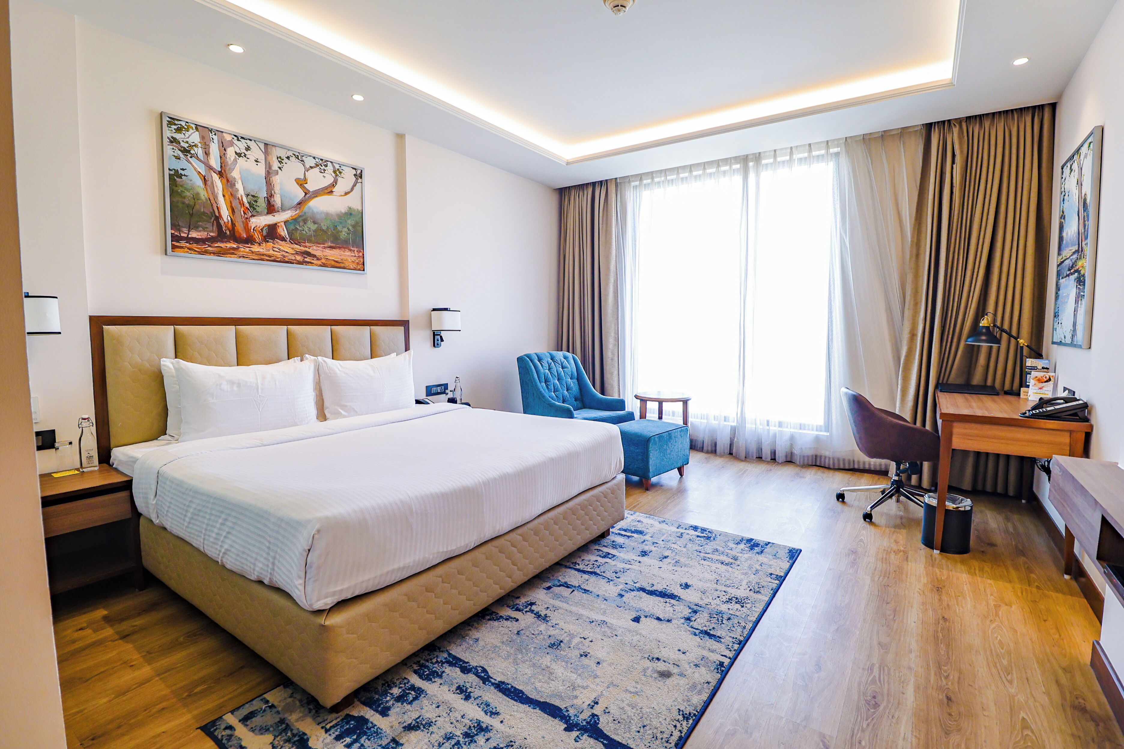 Deluxe Room, 1 King Bed | Premium bedding, memory foam beds, in-room safe, desk