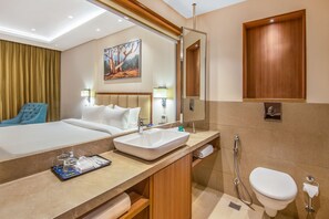 Premium bedding, memory-foam beds, in-room safe, desk - Golden Tulip Jalandhar (Jalandhar)