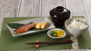 Daily continental breakfast (JPY 500 per person)