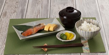 Daily continental breakfast (JPY 500 per person)