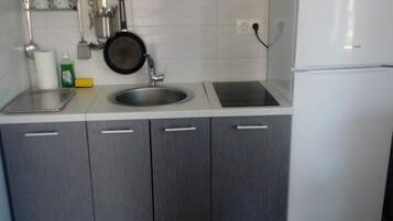 Réfrigérateur, micro-ondes, batterie de cuisine, vaisselle et ustensiles