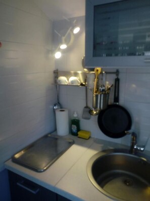 Fridge, microwave, cookware/dishes/utensils - Studio apartment Aparments Mendula (Pakoštane)