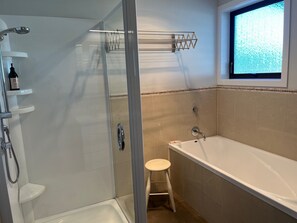 Badewanne, Haartrockner, Handtücher, Seife