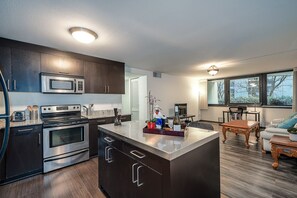 Refrigerador, microondas, horno y parrilla de estufa 