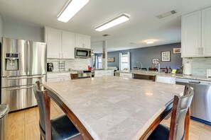 Réfrigérateur, micro-ondes, plaque de cuisson, lave-vaisselle