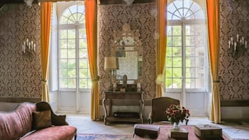 Een open haard, videogames en een stereo