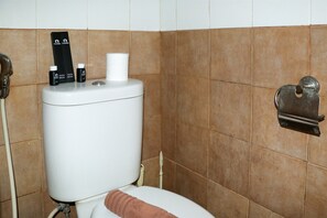 Ducha, artículos de tocador gratuitos, toallas