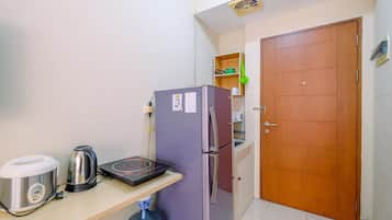 Room | Private kitchen | Fridge, stovetop, cookware/dishes/utensils