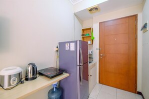 Room | Private kitchen | Fridge, stovetop, cookware/dishes/utensils - Simply Look Studio Room At Maple Park Sunter Apartment (Jakarta)