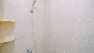 Kamar | Kamar mandi | Shower, perlengkapan mandi gratis, handuk, dan sampo
